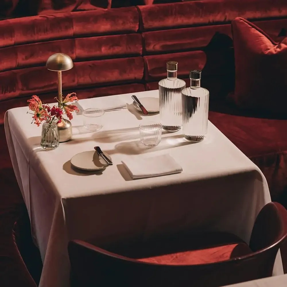 Restauracyjne wnętrze połączone widokiem z przestrzenią przeznaczoną do gry